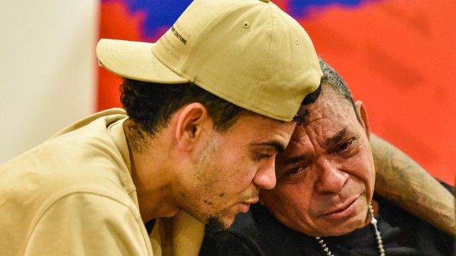 Luis Diaz akhirnya bisa kembali berjumpa langsung dengan sang ayah, Luis Manuel Diaz yang sempat diculik selama 12 hari.