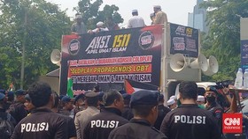 Massa Penolak Konser Coldplay Bergeser ke DPR