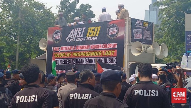 Massa aksi tolak konser Coldplay oleh Gerakan Nasional Anti (Granati) LGBT diadang polisi di persimpangan jalan dekat Hotel Mulia, Senayan.