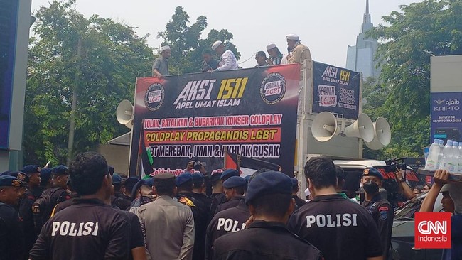 Massa yang menolak konder Coldplay membubarkan diri usai berjam-jam berdemonstrasi di sekitar Gelora Bung Karno, Jakarta Pusat