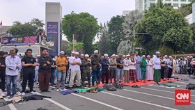 Massa Tolak Coldplay Salawatan & Salat Berjemaah di Jalan Sekitar GBK