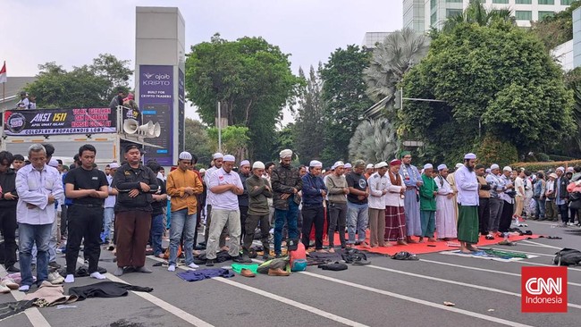 Massa tolak Coldplay melakukan salat Asar berjemaah di seberang kawasan komplek GBK pada Rabu petang ini.