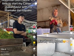 Keren! Para Lulusan Baru Ini Tak Gengsi Berjualan Makanan di Lapak Ortunya