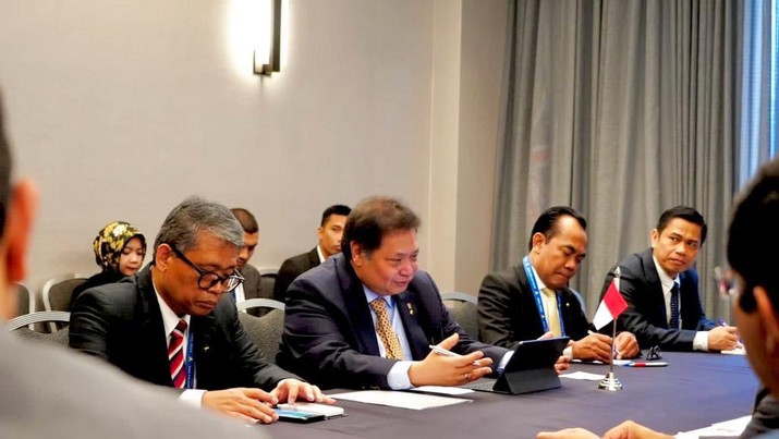 Menteri Koordinator Bidang Perekonomian Airlangga Hartarto mengadakan pertemuan
dengan Minister of Commerce and Industry, Consumer Affairs India Mr. Piyush Goyal pada
hari Selasa (14/11). (Dok. Kemenko Perekonomian)