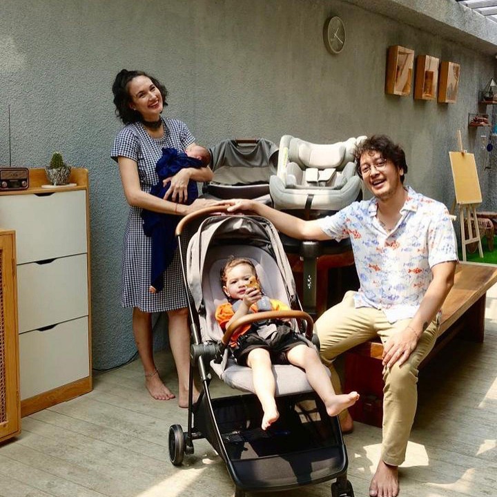 <p>Nadine Chandrawinata baru saja melahirkan anak keduanya, Nadi Djala Anggara, pada 1 Oktober 2023. Sejak hadirnya Djala, Nadine dan suaminya, Dimas Anggara, memulai perjalanan baru sebagai orang tua dari dua anak perempuan. (Foto: Instagram @nadinelist)</p>