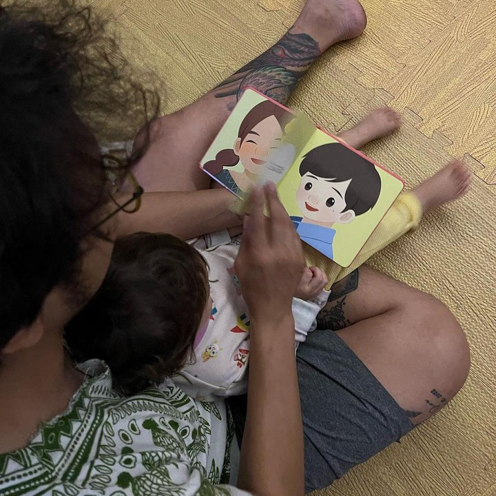 <p>Pria 35 tahun ini juga turun tangan langsung menemani Djiwa bermain dan belajar. Salah satunya aktivitas Dimas bersama Djiwa adalah membaca dongeng bersama. Seru banget ya, Bunda? (Foto: Instagram @nadinelist)</p>