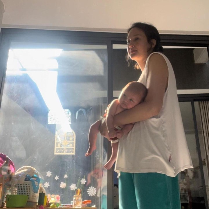 <p>Nadine dan Dimas tampak mengurus sendiri dua anak mereka yang masih kecil. Keduanya berbagi tugas untuk bergantian menjaga anak-anak mereka. (Foto: Instagram @nadinelist)</p>