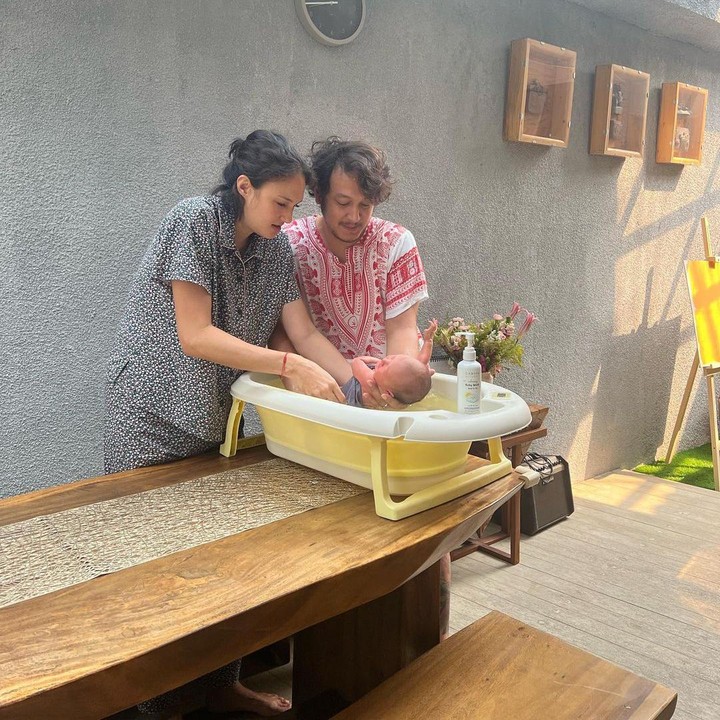 <p>Salah satu momen menarik adalah saat Nadine dan Dimas memandikan Djala nih. Keduanya terlihat serius memandikan si bungsu yang masih merah. (Foto: Instagram @nadinelist)</p>