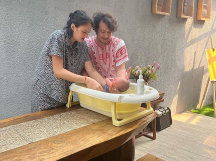 7 Potret Nadine Chandrawinata & Dimas Anggara Urus 2 Anak Sendiri, Kompak Mandikan Si Bungsu