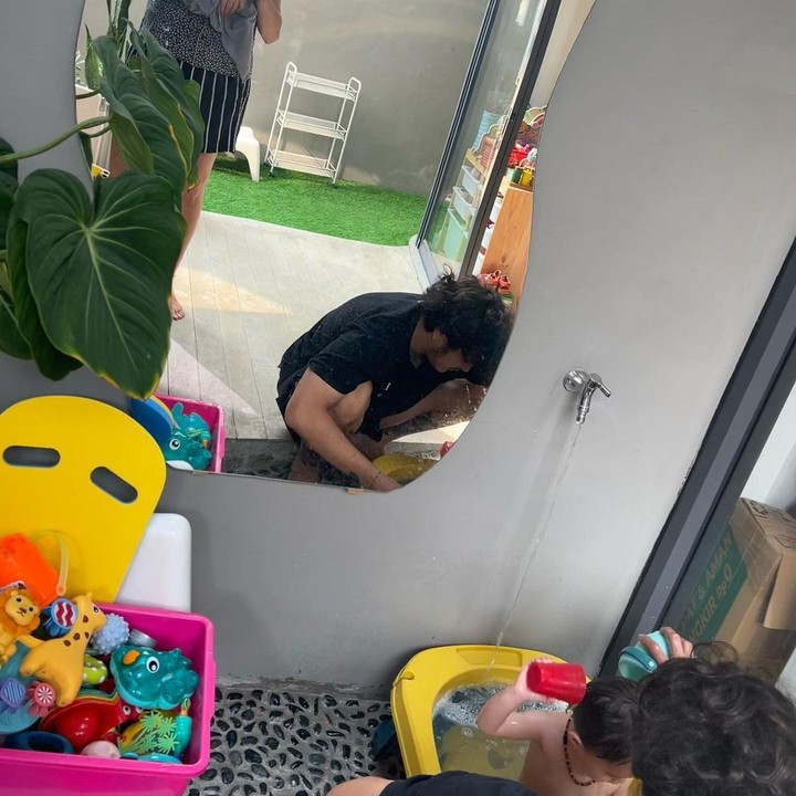 <p>Di momen lainnya, tampak Nadine tengah menggendong Djala, sementara Dimas sibuk memandikan putri pertama mereka, Djiwa. (Foto: Instagram @nadinelist)</p>