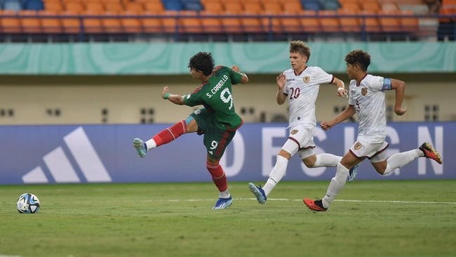 Timnas Meksiko U-17 unggul 1-0 atas Selandia Baru pada babak pertama laga Grup F Piala Dunia U-17 2023 di Stadion Jalak Harupat, Bandung, Sabtu (18/11).