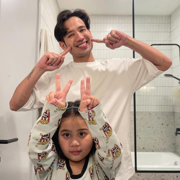 <p>Meski sibuk, Tarra Budiman tetap menyempatkan waktu untuk bermain bersama kedua anaknya. Di malam hari, Tarra bahkan menyikat gigi Si Sulung, Kalea Jada Agyra. "Kayaknya makin ke sini anaknya lebih Indie dari Bapaknya, terlihat dari pose kegiatan malam ini," ujar Tarra dalam unggahan tersebut. (Foto: Instagram: @tarrabudiman)</p>
