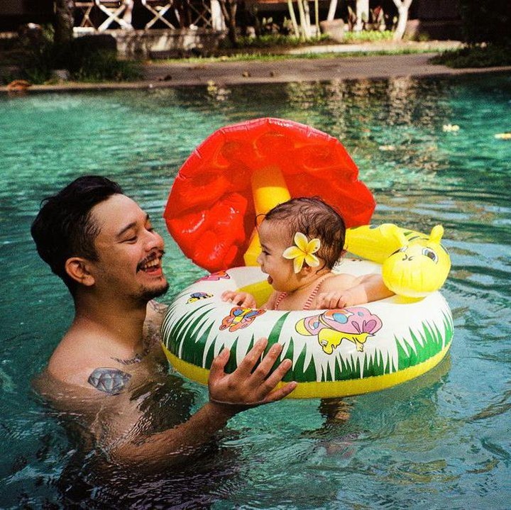 <p>Derby Romero sering terlihat membawa sang anak, Millie, untuk bermain air di kolam renang, Bunda. Si Kecil terlihat menggemaskan kala berpose di atas pelampung dengan aksesoris jamur. "Berenang, berenang, berenang," ucap Derby. (Foto: Instagram: @derbyromero)</p>