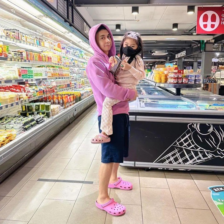 <p>Raditya Dika sangat dekat dengan anak perempuannya, Alea. Radit sempat terlihat bermain bersama dan berbelanja ke supermarket, lho. "Nemenin Kakak Alea belanja buah," tulis Ayah dua anak ini. (Foto: Instagram: @raditya_dika)</p>