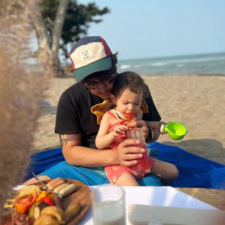 <p>Dimas Anggara sering membawa anak sulungnya, Nadi Djiwa Anggara, bermain bersama ke pantai, Bunda. "Berbahagialan Djiwa! 'Makan, main, tidur, ulangi'. Aku mencintaimu sampai akhir," tulis pria 35 tahun ini. (Foto: Instagram: @dimsanggara)</p>