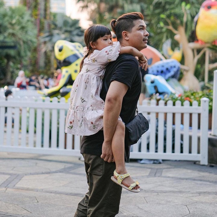 <p>Glenn Alinskie selalu memperlakukan anak perempuannya, Nastusha, sebagai seorang putri. Ketika Si Kecil lelah bermain, Glenn bahkan selalu menggendongnya. "Aku suka jalan-jalan. Apalagi kalau aku lelah, Ayah akan selalu siap menggendongku," ungkap Nastusha. (Foto: Instagram: @nastusha.olivia.alinskie)</p>