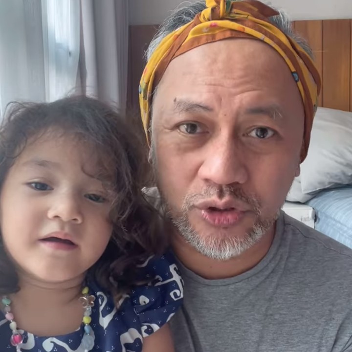 <p>Indra Brasco dikenal dengan kedekatannya bersama anak-anak. Melihat dari akun Instagram-nya, Indra pernah mengunggah videonya bersama Si Bungsu, Numa, yang sedang bermain <em>makeup</em>. "Jangan mau kalah sama Bunda<em> @monaratuliu</em> Num. Kita bikin transisi <em>makeup</em> juga yuk. Tapi janji <em>ending</em>-nya jangan pada kabur, ya," kata Indra. (Foto: Instagram: @indrabrasco)</p>
