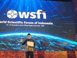 Prof Ahmad Taufiq Antar UM Sabet Anugerah Academic Leader Bidang Sains