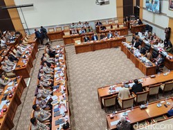 Di Depan Komisi III DPR, Polri Jelaskan CCTV Dipasang di Luar KPU