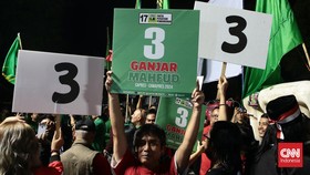 Medsos Mahfud Pamer Foto Salam 3 Jari Bareng Pilot di Kokpit Garuda