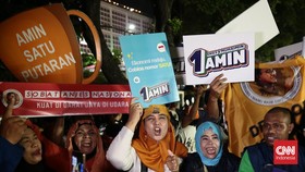 FOTO: Ramai Simpatisan Tiga Capres Datangi KPU Saat Malam Undian Nomor