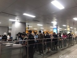 Ramainya Stasiun MRT Istora di Jam Pulang Kerja Jelang Konser Coldplay