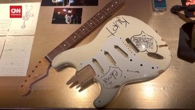 VIDEO: Lelang Gitar Kurt Cobain, Diharapkan Laku $2 Juta Dolar
