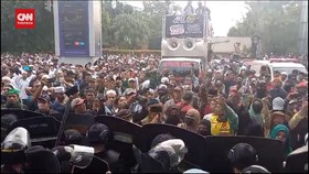 VIDEO: Panas Aksi Tolak Konser Coldplay di GBK