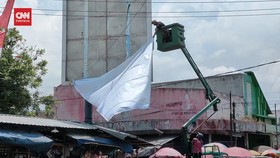 VIDEO: Ada Unsur Ajakan Mencoblos, Petugas Turunkan Baliho Caleg