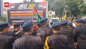 VIDEO: Demo Tolak Konser Coldplay Diwarnai Aksi Saling Dorong