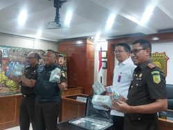 Achsanul Qosasi dan Sadikin Rusli Kembalikan Uang USD 2 Juta ke Kejagung