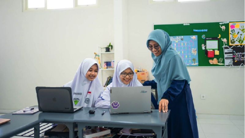 Konsep Merdeka Belajar yang diterapkan pemerintah belakangan ini sebenarnya telah digunakan oleh sekolah Al Hikmah Boarding School di Batu