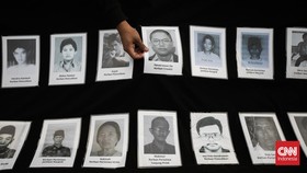 FOTO: Momen Aksi Kamisan ke-795 Beri Dukungan untuk Haris dan Fatia