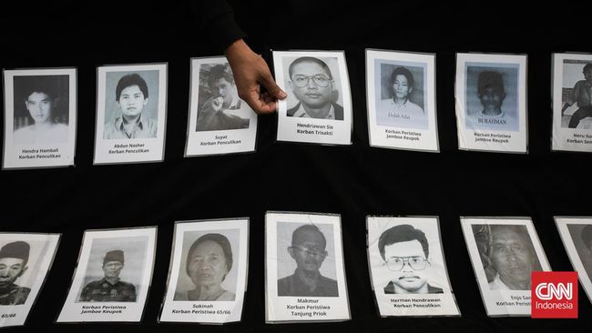 FOTO: Momen Aksi Kamisan ke-795 Beri Dukungan untuk Haris dan Fatia