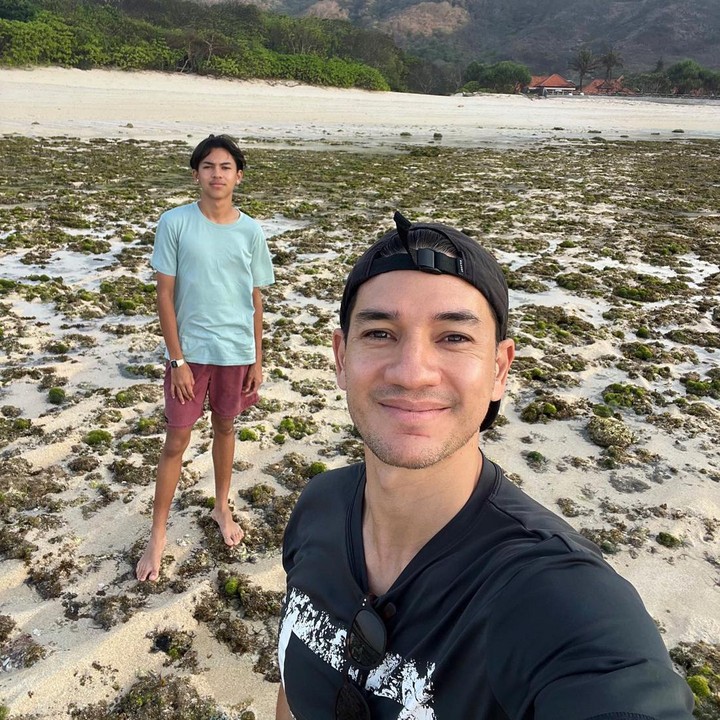 <p>Potret kebersamaan dan kedekatan Andrew dengan anak-anaknya terlihat manis ya, Bunda? Kita doakan semoga keluarga mereka sehat dan bahagia selalu, ya. (Foto: Instagram @andrew.white)</p>