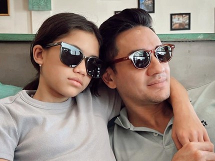 5 Potret Kedekatan Andrew White & Dua Anaknya, Antar Sekolah Naik Motor hingga Liburan
