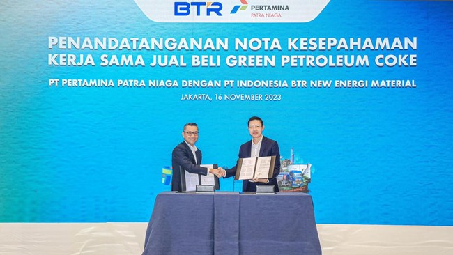 Direktur Pemasaran Pusat dan Niaga PT Pertamina Patra Niaga, Maya Kusmaya dengan Direktur Utama PT Indonesia BTR New Energi material, Wu Lei di Jakarta, Kamis.