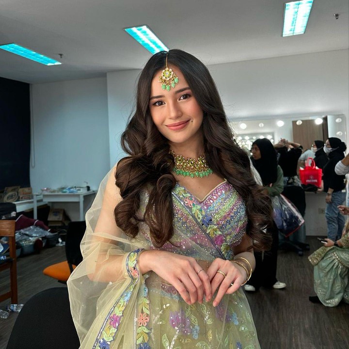 <p>Deretan selebriti Tanah Air terlihat meramaikan perayaan Diwali. Festival tahunan dari India ini juga dirayakan oleh orang keturunan India seperti Manoj Pujambi. Ia pun mengundang sederet artis papan atas untuk menghadiri acara tersebut. Beby Tsabina adalah salah satu tamu undangan yang hadir dengan anggun mengenakan busana khas Diwali. (Foto: Instagram@bebytsabina)</p>