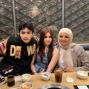 Akui Anak Bersalah, Betharia Sonata Sampai Rela Cium Kaki Ibunda Rinoa