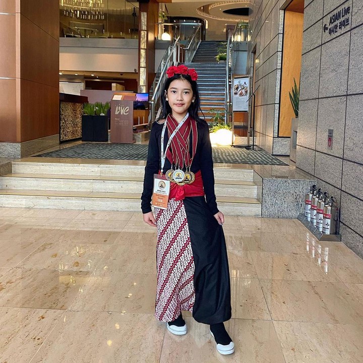 <p>Bunda seleb, Astrid Satwika setia mendampingi sang anak, Rania, saat mengikuti olimpiade, pada bulan Juli lalu. Rania turut mengikuti World Scholar’s Cup Global Round di Korea Selatan dan berhasil mendapatkan 4 medali emas, lho. "Rania meraih 6 Medali pada Putaran Global Piala Cendekiawan Dunia di Korea. 4 Emas untuk tantangan individu + 2 Perak untuk tantangan tim," tutur Astrid seraya mengunggah potret sang anak. (Foto: Instagram: @astridsatwika)</p>