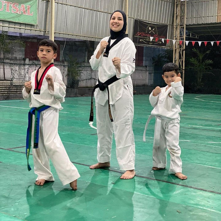 <p>Kedua anak Tya Ariestya, Kanaka dan Kalundra, mengikuti jejak sang Bunda dengan menggeluti olahraga taekwondo, Bunda. Perempuan 37 tahun ini turut mendampingi sang anak kala berlatih. "Kanaka udah mulai bisa, tinggal Kalundra yang bawaannya gemesin bundanya mulu. Siapa yang anaknya ikutan ekstrakurikuler Taekwondo juga?" ujar Tya. (Foto: Instagram: @tya_ariestya)</p>