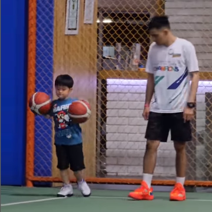 <p>Anak sulung Sandra Dewi, Raphael Moeis, sangat tertarik dengan olahraga basket. Sandra pun tidak pernah lelah mendampingi Si Kecil berlatih di lapangan. "Sekarang Rafa lagi belajar teknik sama <em>coach</em> Ray. <em>Shooting</em> gak boleh loncat kakinya, ini dan itu. Kita yang dewasa saja pusing dengarnya tapi anak kecil mengerti," jelas Sandra sambil mengunggah video sang anak yang tengah men-<em>dribble</em> bola. (Foto: Instagram: @sandradewi88)</p>
