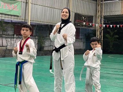 7 Potret Bunda dan Ayah Seleb Dampingi Anak, Bantu Belajar saat Ujian hingga Olahraga