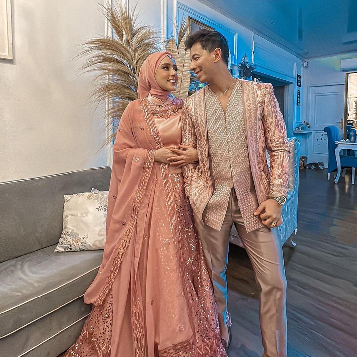 <p>Fairuz A rafiq bersama sang suami juga terlihat meramaikan acara tersebut, keduanya juga terlihat kompak mengenakan pakaian adat India. Sama seperti Wilona, Fairuz juga mengenakan sari versi hijab berwarna <em>peach.</em> (Foto: Instagram@fairuzarafiq)</p>