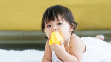 TIPS ATASI BAYI TUMBUH GIGI YANG SULIT TIDUR DI MALAM HARI