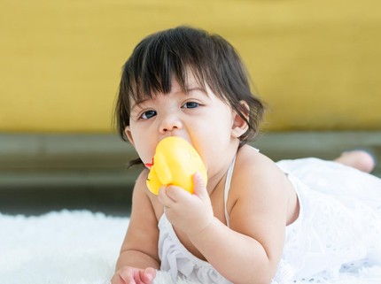Anak 7 Bulan Belum Tumbuh Gigi, Kenali Penyebab & Cara Mengatasinya