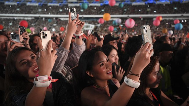 Suara sumbang dari stadion bukan hanya terjadi di konser Coldplay, tetapi juga sejumlah konser lainnya di Indonesia.