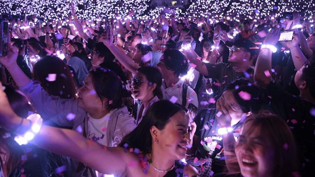 TEM Presents memperkirakan 80 ribu orang menonton konser pertama Coldplay di Jakarta, Indonesia, Rabu (15/11).