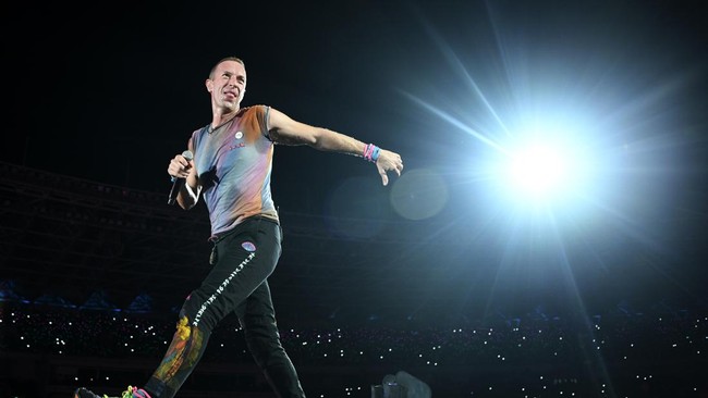 Seorang penonton yang membawa bendera Israel terjatuh saat mencoba untuk merangsek ke panggung Coldplay di tengah konser.