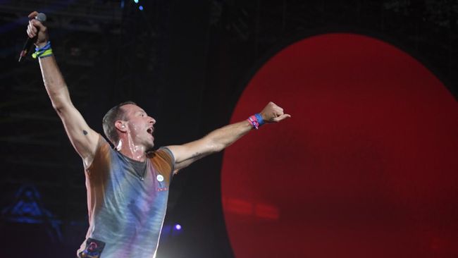 Chris Martin berterima kasih ke pemerintah sudah beri izin sehingga Coldplay untuk pertama kalinya konser di Jakarta sejak 26 tahun debut.